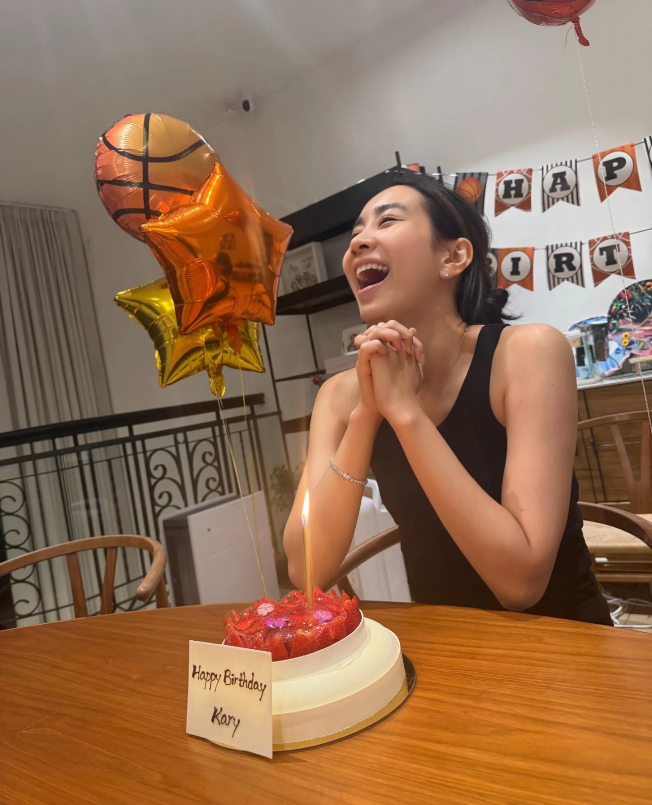 吴雨霏庆祝40岁生日 