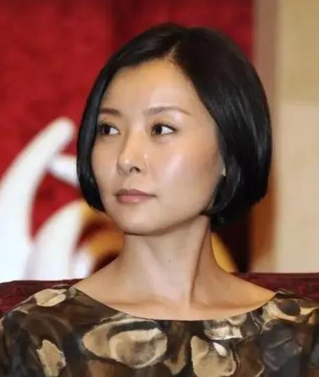 演员柯蓝说：“其实我原名叫钟好好，1972年出生在北京的部队大院里。”

提起柯