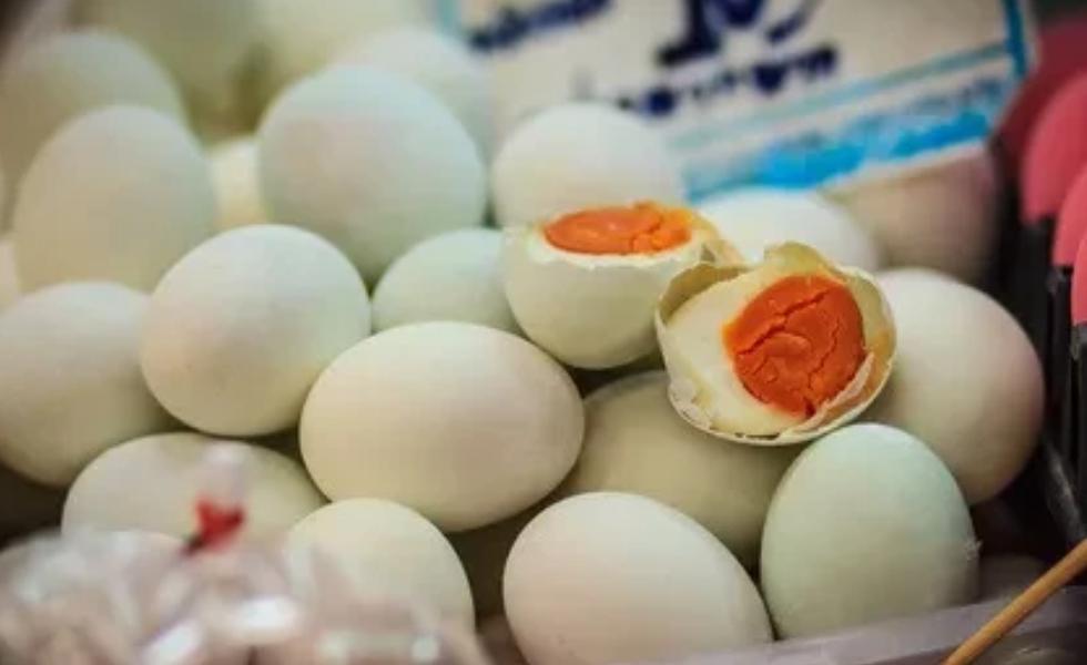 上海，一男子买了6枚咸鸭蛋，一枚2.2元，回家一看，过期了1天，男子也不吱声，第