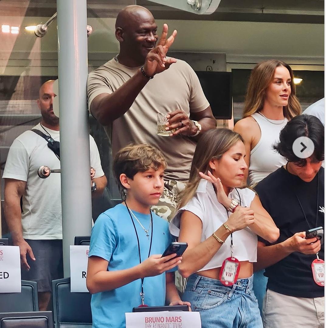 乔丹低调现身火星哥米兰演唱会！近日，NBA传奇球星乔丹意外出现在意大利米兰，引发