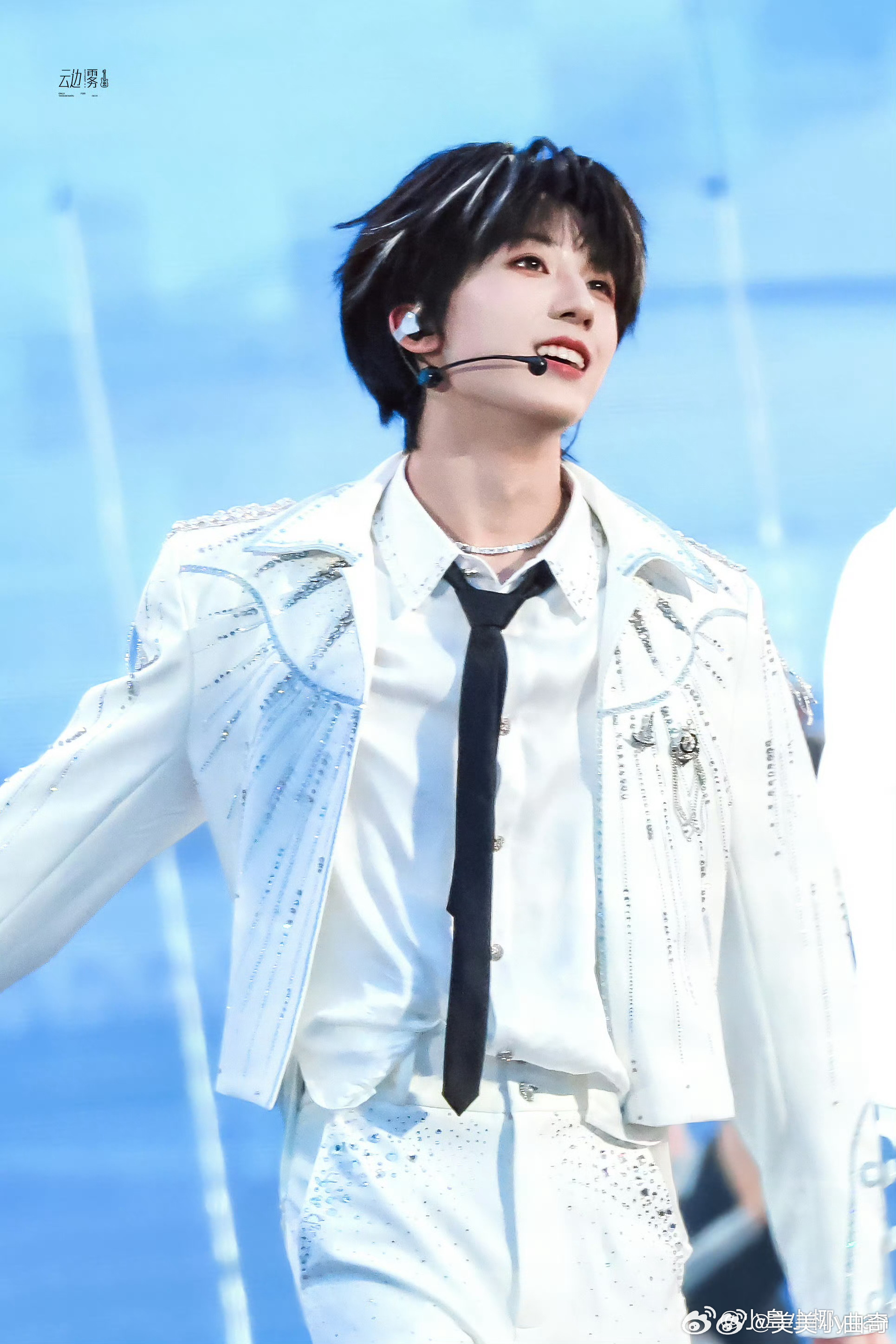 杨博文吟唱TF家族四代练习生杨博文在五公演唱会上的《调查中》吟唱舞台引发全网热议