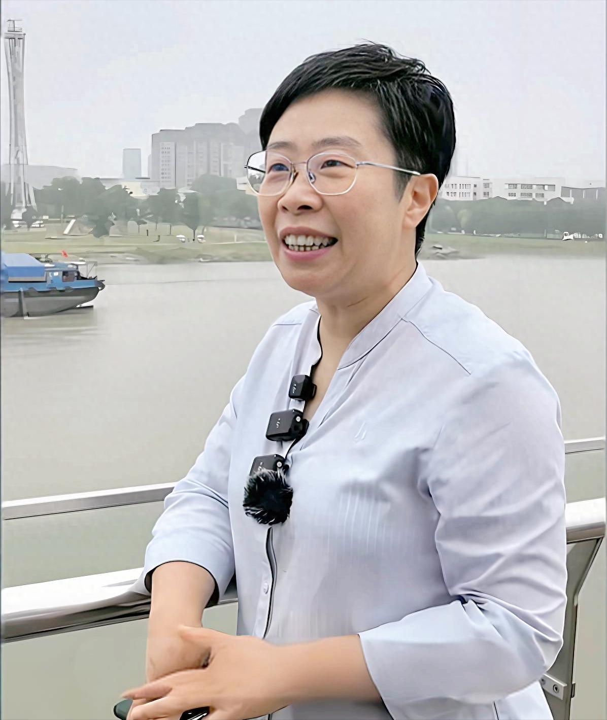 蒙曼泪别肝癌离世的父亲：爸爸，您没有拖累我的爱情
-
（阅读前请点个赞，点个关注