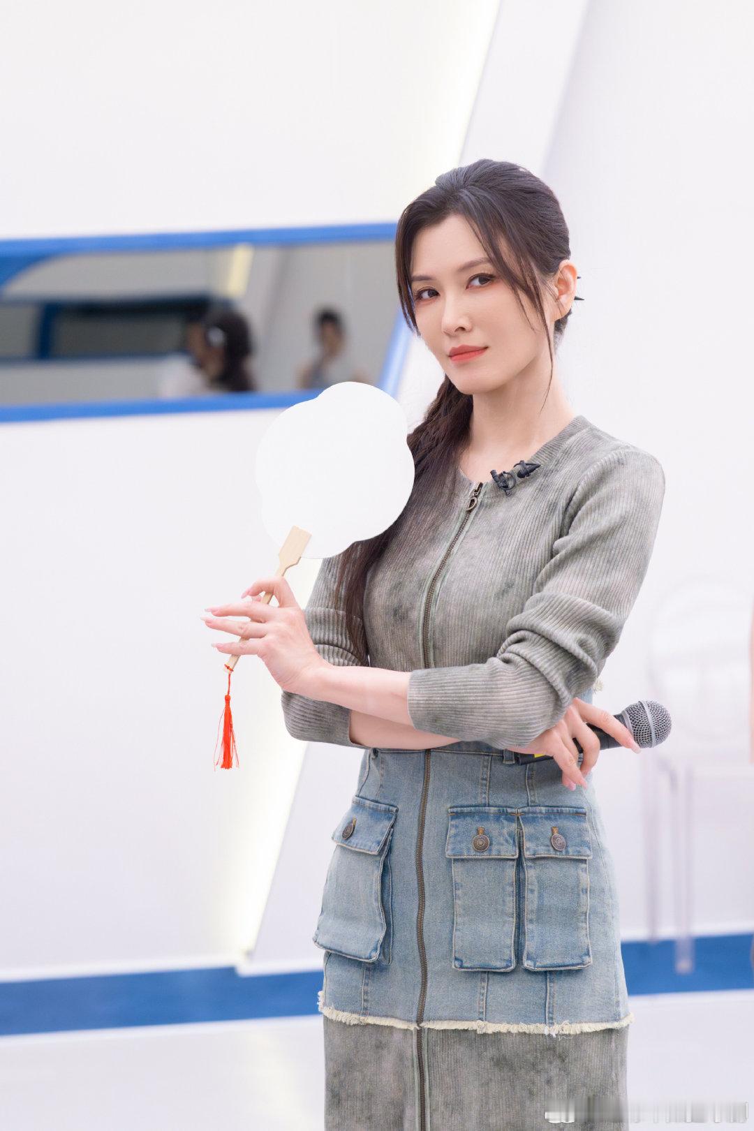 徐洁儿回应老来得粉徐洁儿想躺平的时候来了浪姐活力被舞台彻底唤醒，打破安逸状态，活