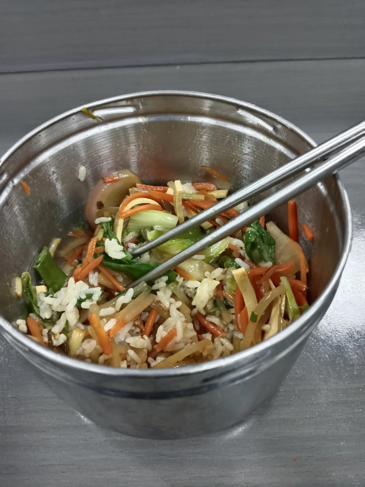 坐标孝感，今天的午饭是这样的，千张、白菜、萝卜（如下图1、2）。中午人多要排队，