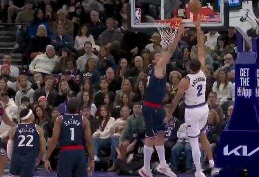 李凯尔戏耍哈登，哈登被转身过掉，大洛护框没有拦住



李凯尔登场了，很会打球的