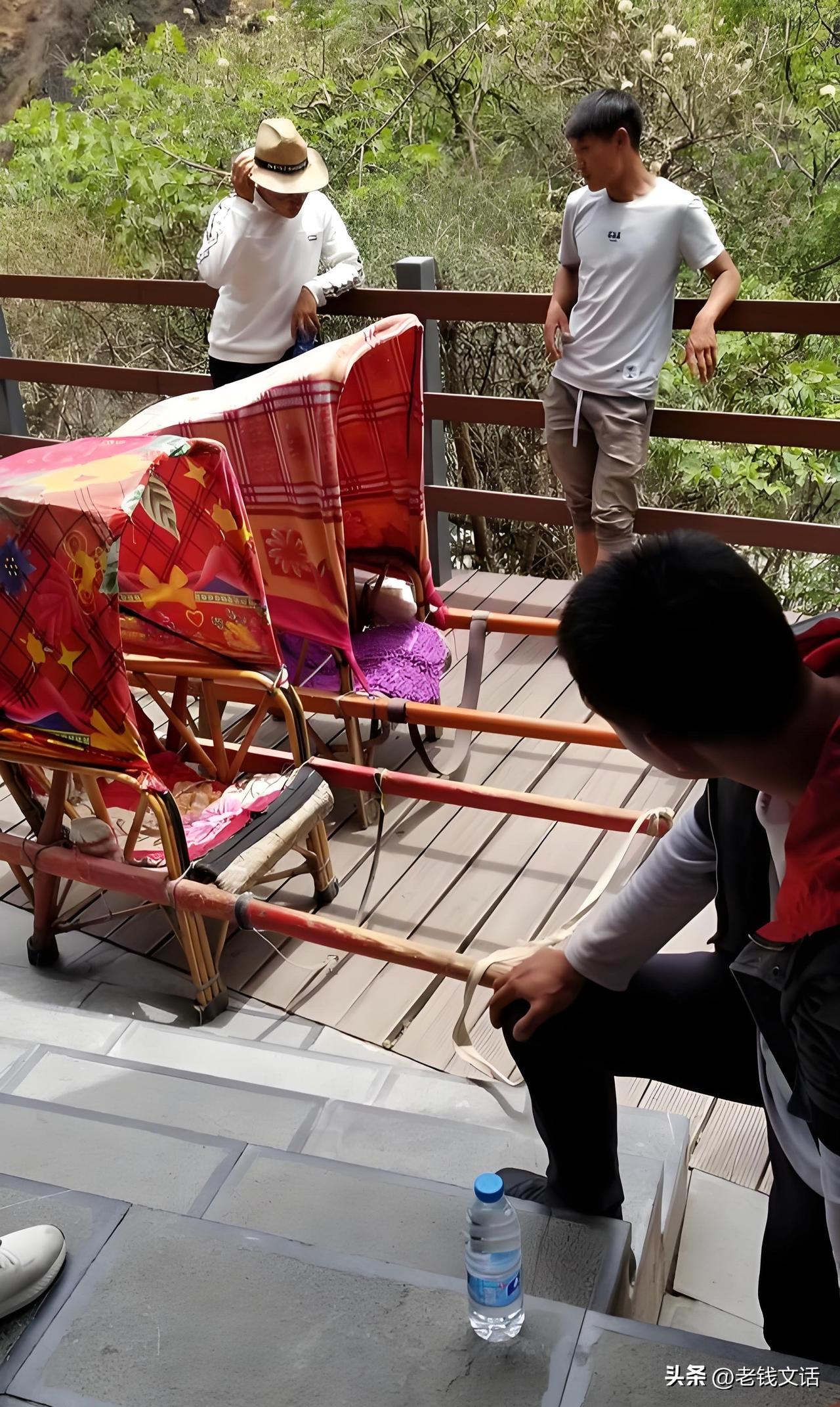 出于怜悯我拒绝坐轿，转头却听见轿夫的骂声！

上周我外出旅游游览了一个峡谷景区，