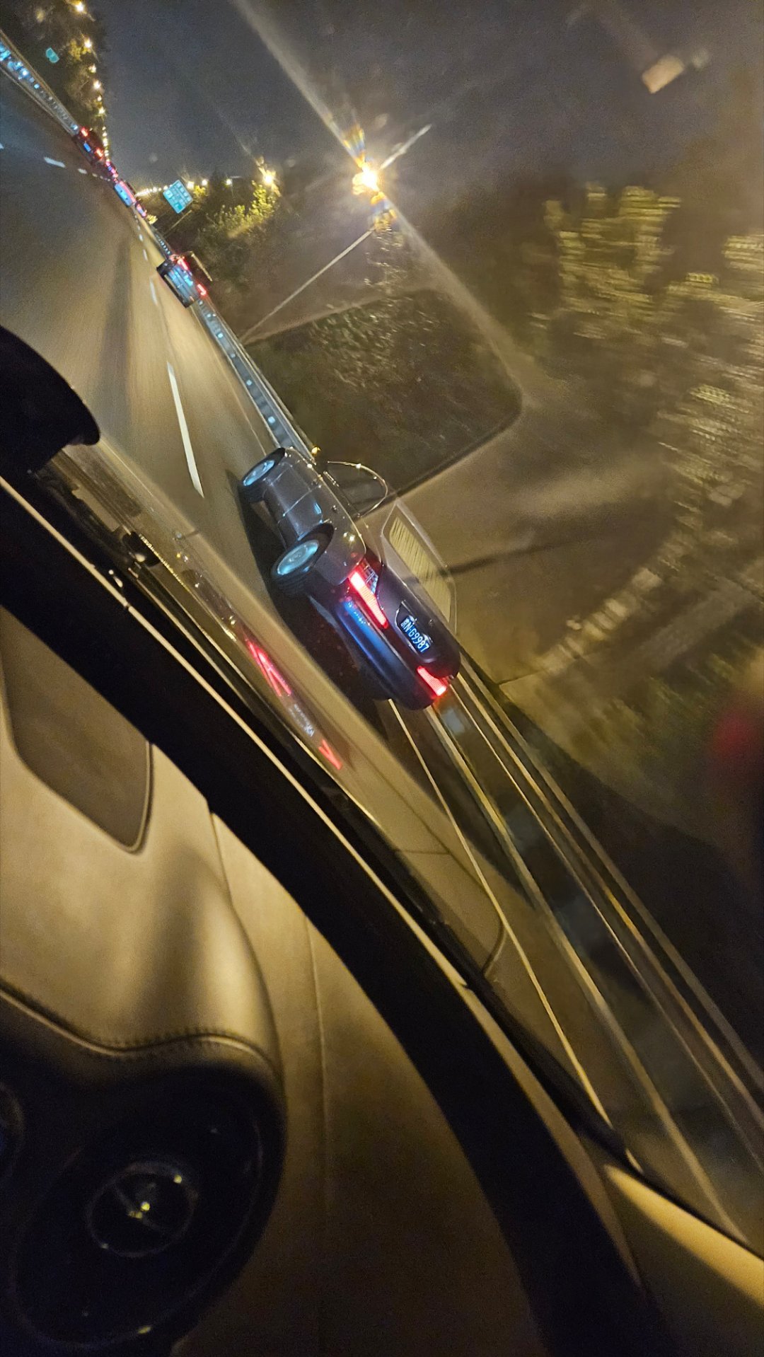 谁能告诉我，雨夜高架桥迈巴赫什么梗？我看某音这个话题播放量好几亿[允悲][允悲]
