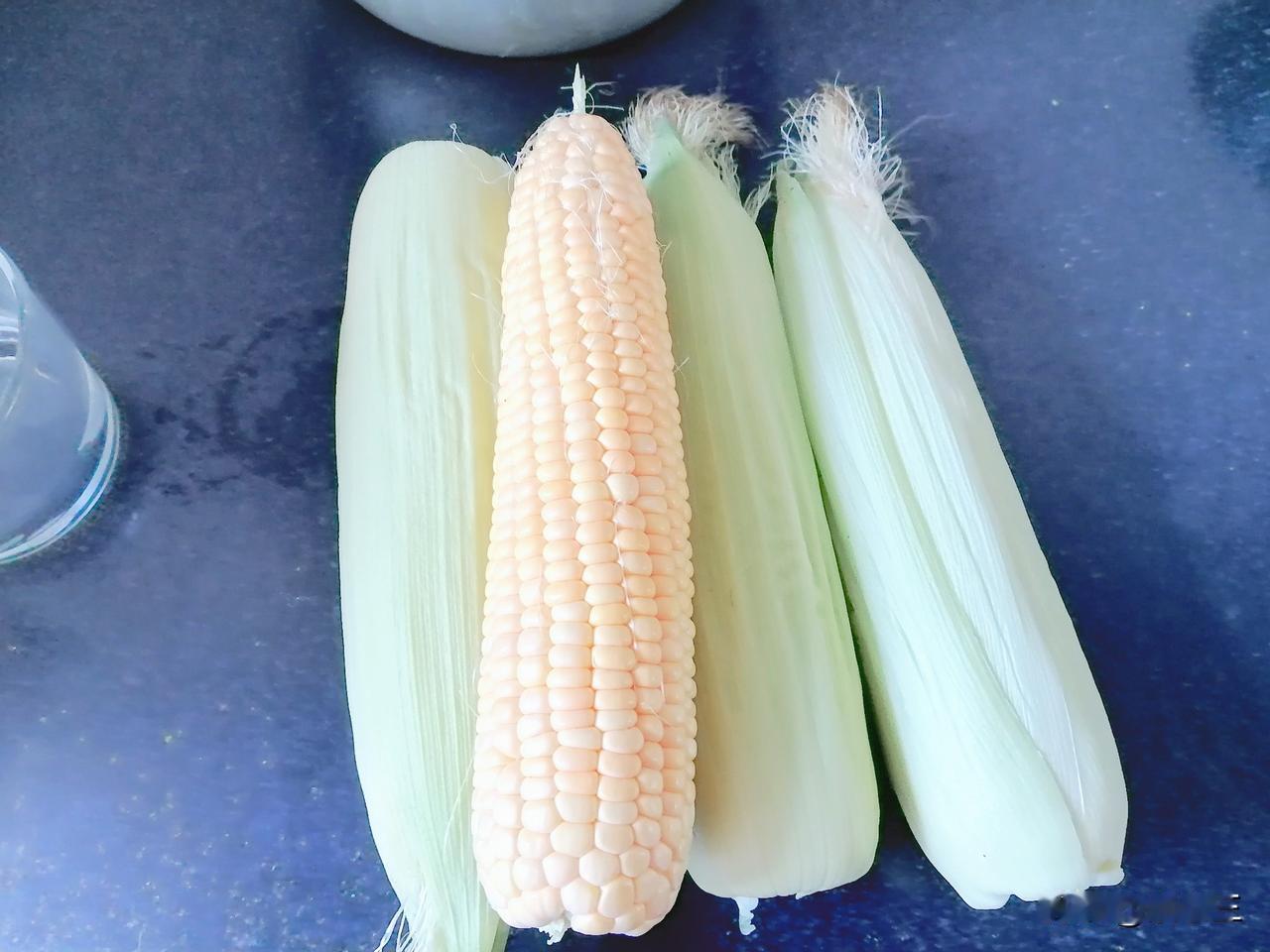 一早，去肉铺买了一个小肘子。

原本想买排骨，但我还是去晚了，排骨卖没了。我就买