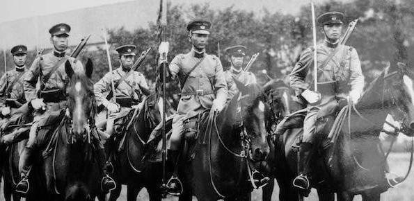 抗战时期的日军骑兵非常厉害，经常打得我们措手不及。

当年面对那些骑着高头大马的