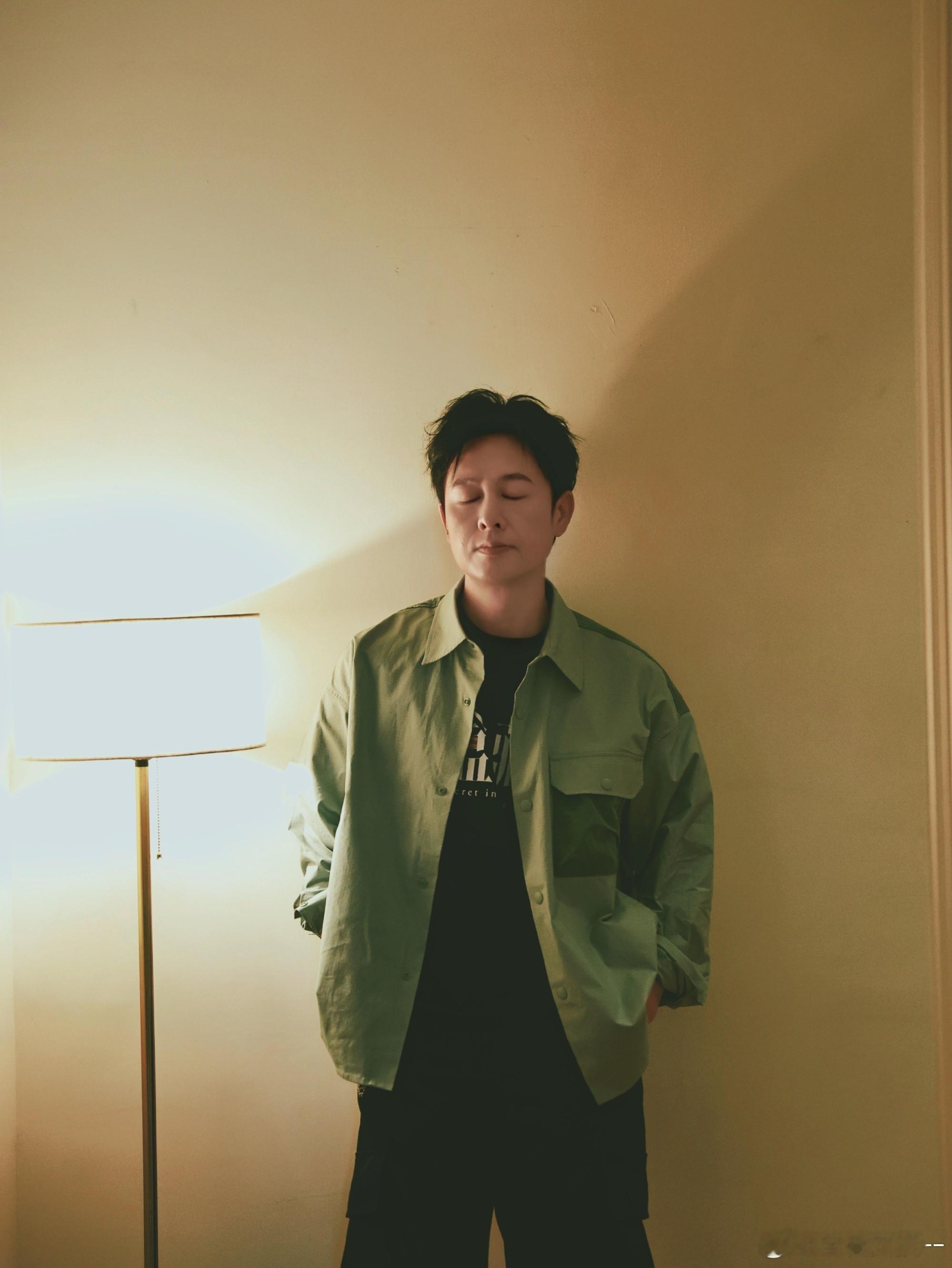 张颂文[超话] 一动一静，热闹与沉静，都自有一番模样，喜欢。[心] ​​​