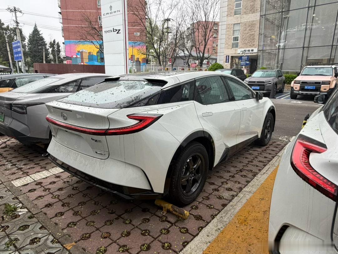 第一次见低配丰田BZ5，这小轮圈看着跟改装车似的凯文聊车