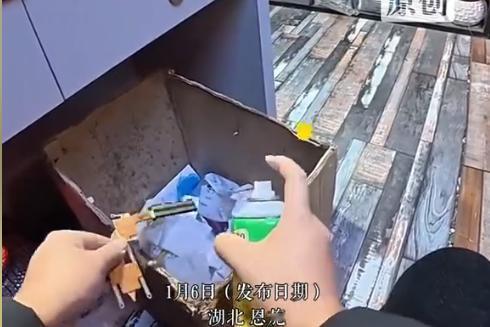 “真是命大呀！”近日，河北恩施，男子开了家电脑维修店，这天他正在用清洗剂给顾客清