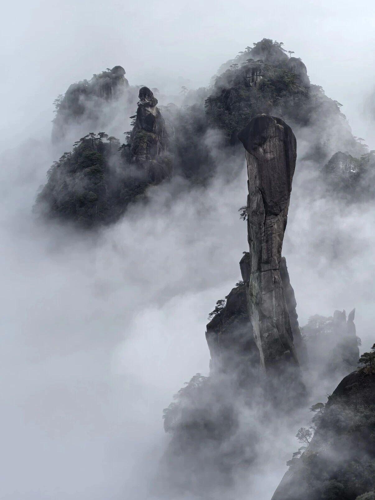🐍🌄 亿万年风雨不折，一柱擎天128米，最细处仅7米却从未倒下。

👩🏔