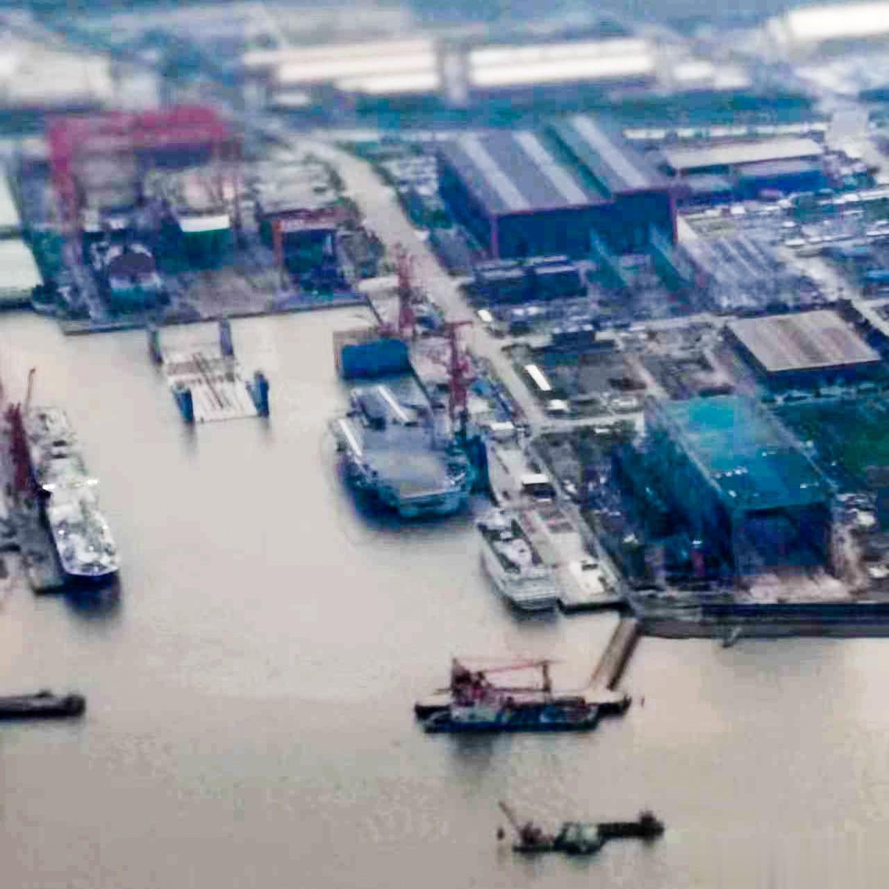 003航母“福建舰”距离首次海试又进一步！根据8月28日的最新现场图来看，目前“