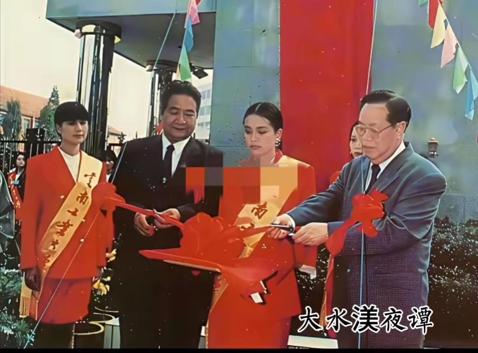 甲戌年，云工剪彩记
          （张树忠）
     甲戌孟秋，暑气渐消