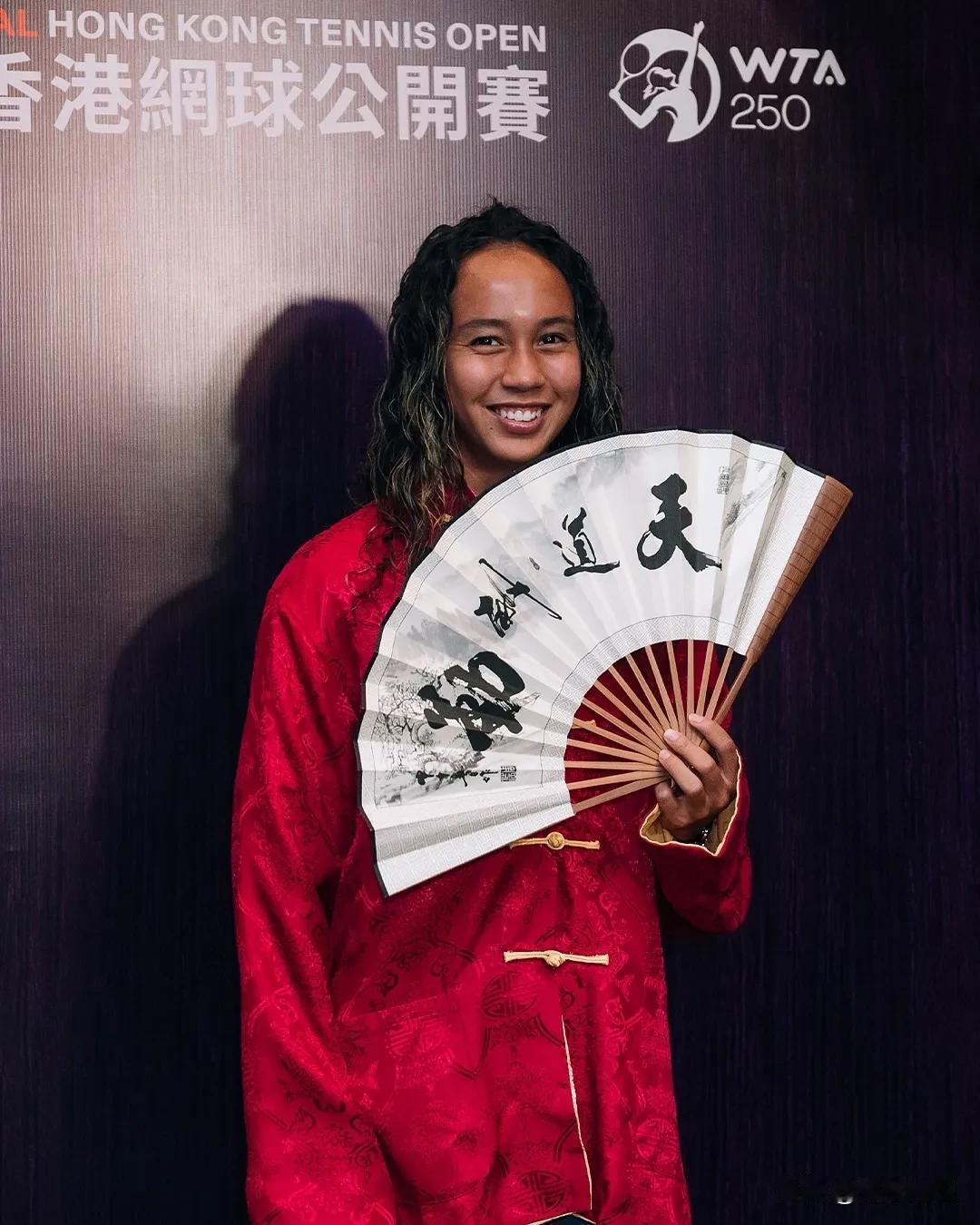 #WTA250# 香港站开幕酒会的物料，外国球员穿上了中式服装。感觉这种款式对于