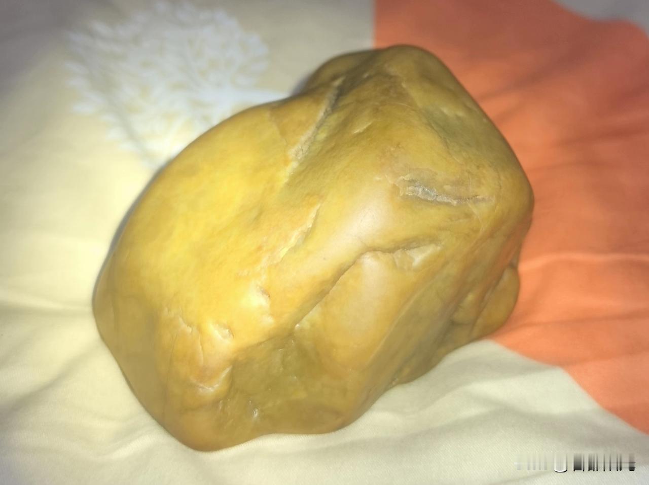 【奇妙层次黄蜡石】这是我昨天捡到的一块黄蜡石，重达700克左右，是我在河床塌方处