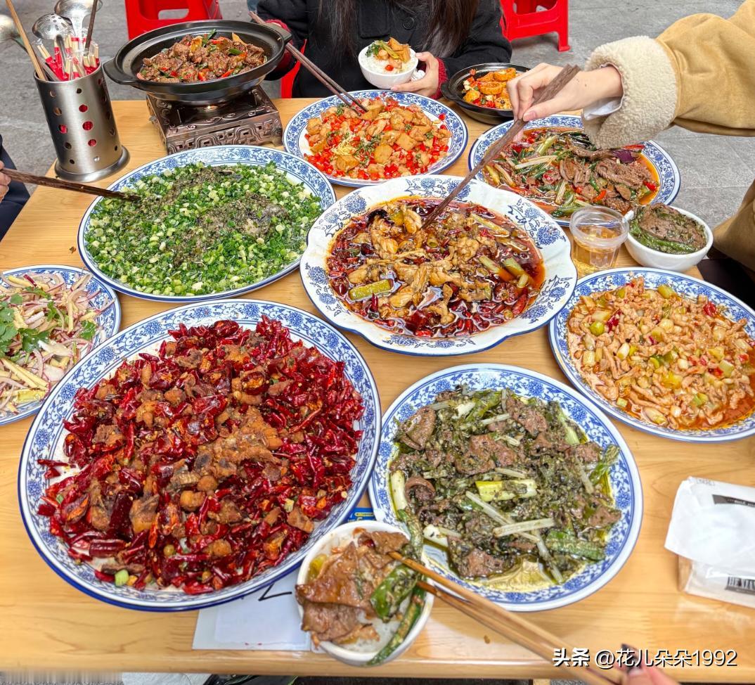 初4来到重庆，解放碑的江湖菜馆，太TM好吃了，秋姐三样菜！不知道重庆本地人多少吃