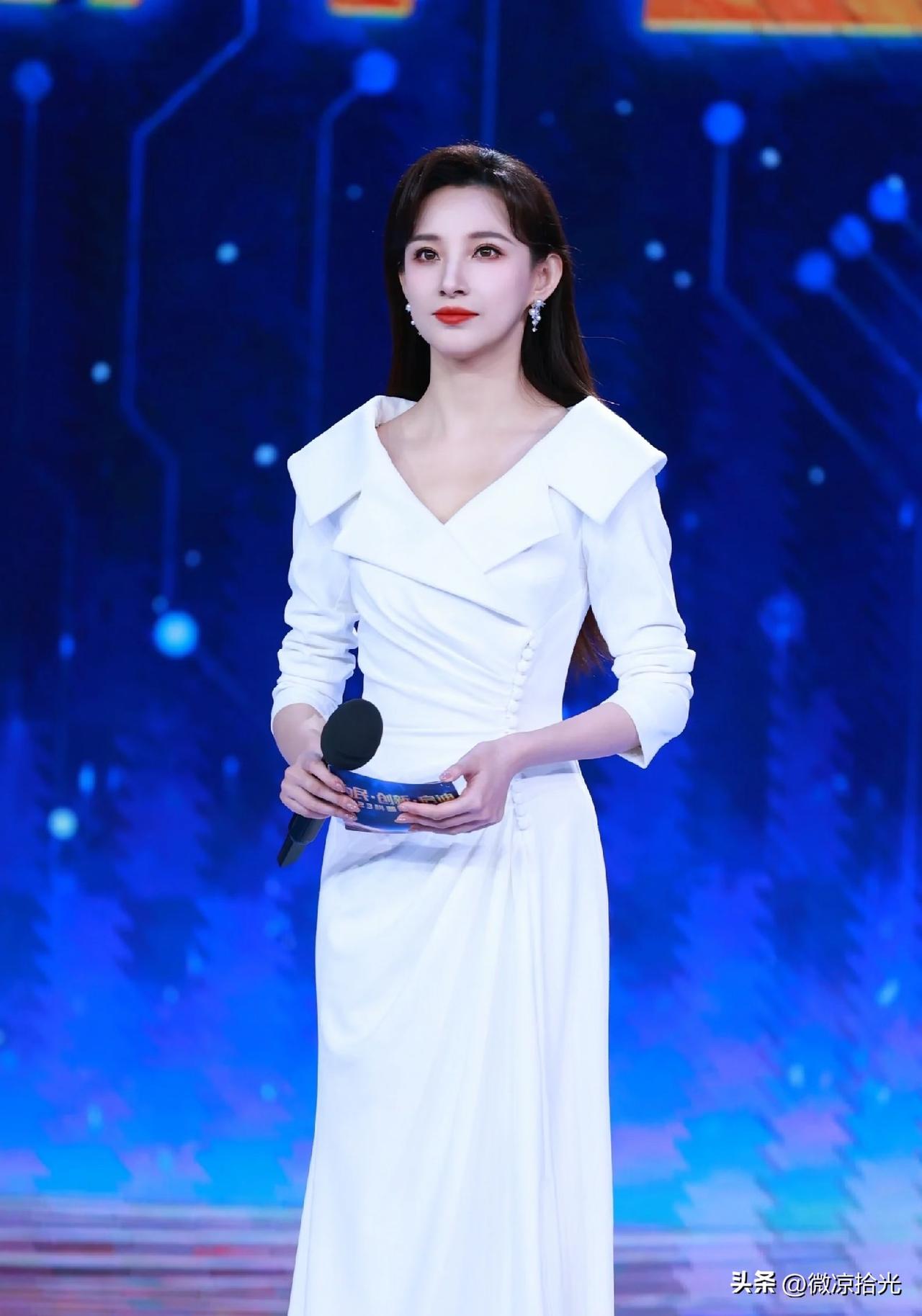 我觉得央视女主持人里，马凡舒最漂亮，她从主持《天下足球》时就挺漂亮的，如今又成为