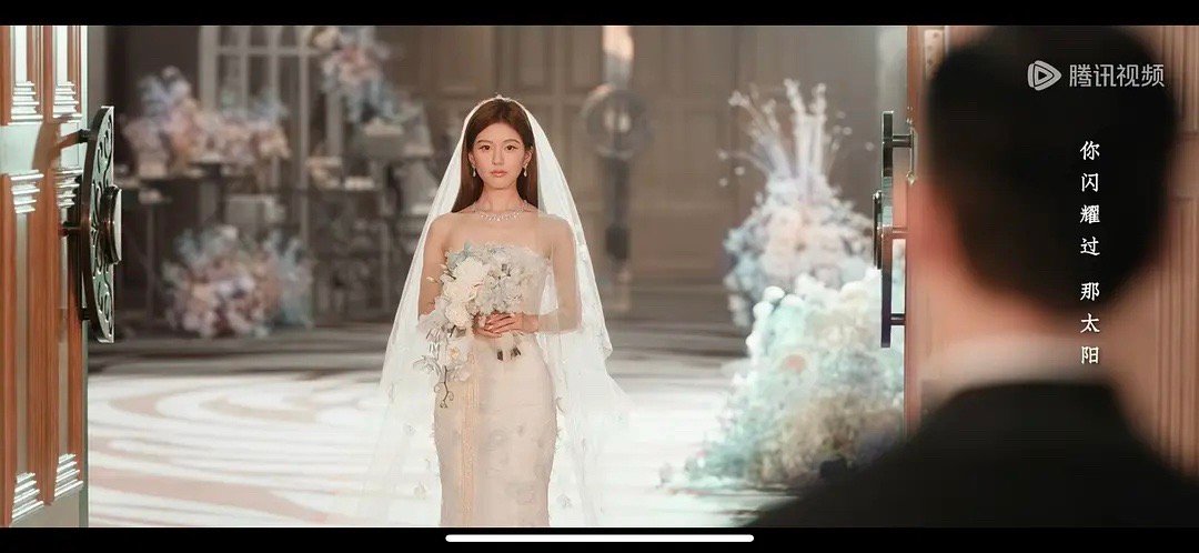 赵露思怎么就披着个头发出场，随随便便戴个婚纱，豪门结婚这么潦草吗 ​​​