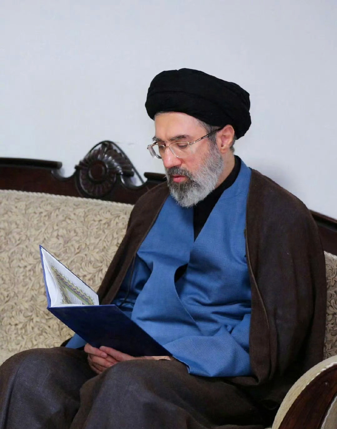 哈梅内伊之子当选伊朗最高领袖伊朗最高领袖顺利交接，是其国内政治程序的体现。新领导