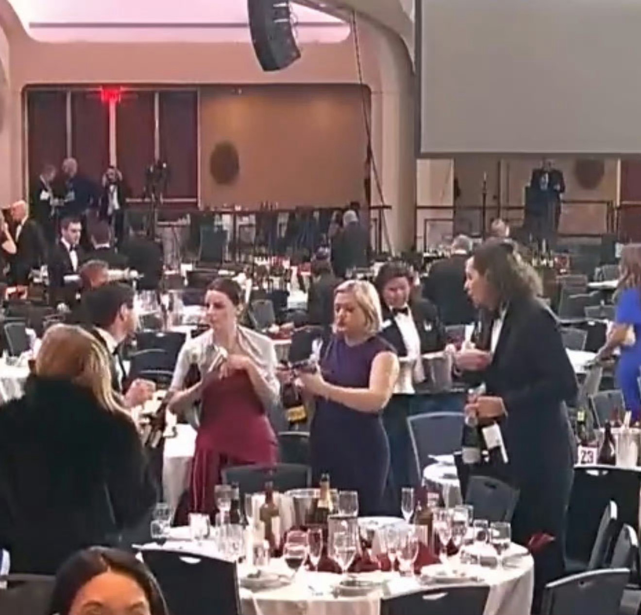 特朗普逃离枪击现场有人还在偷酒原来名媛贵族们也和我们一样，酒席散伙后都要打包点东