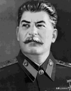 1961年，斯大林遗体从列宁墓中挖出，士兵们悄悄将斯大林从水晶棺移到普通木制棺材