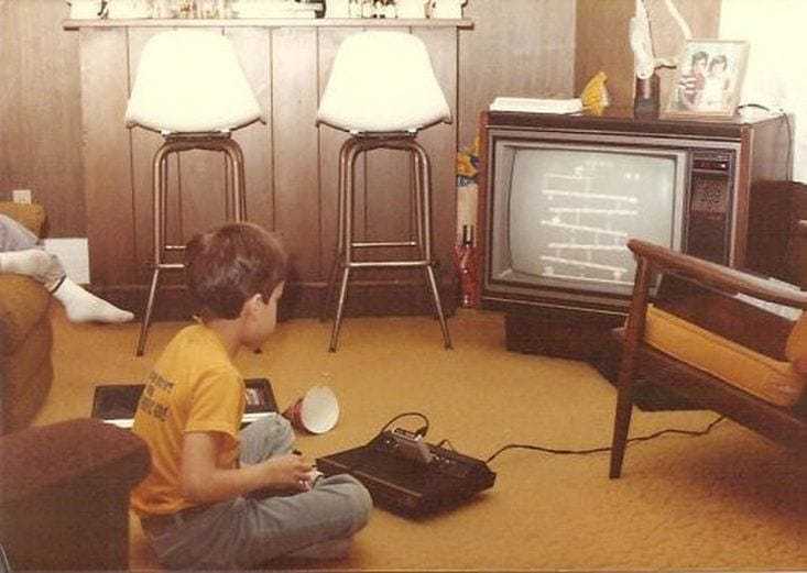游道会 1982年，一名男孩正在玩雅达利家用电子游戏机。 