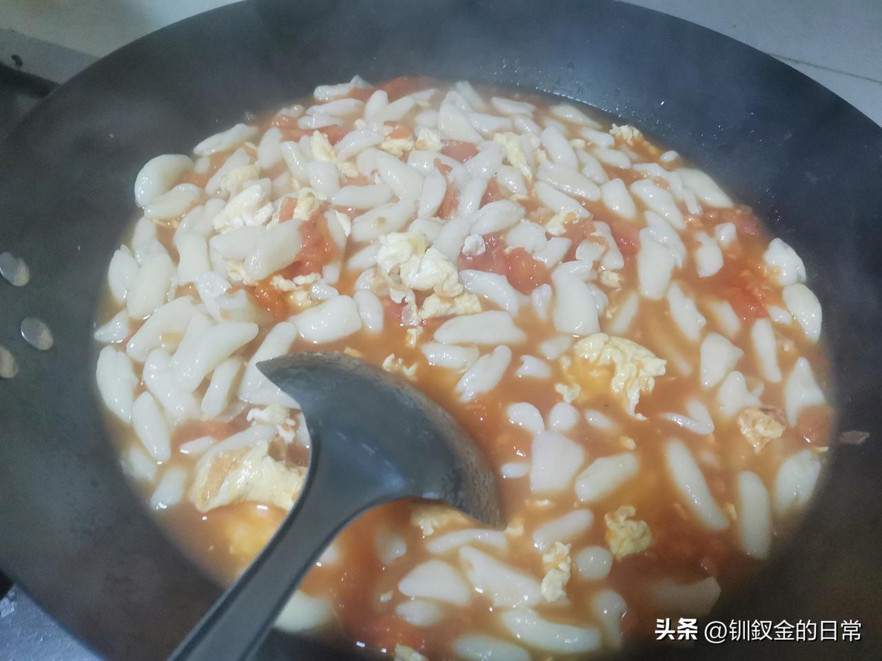 小乖乖有口福想吃猫耳朵姥姥就赶快做，百吃不厌！

最近，小乖乖吃中了姥姥做的山西