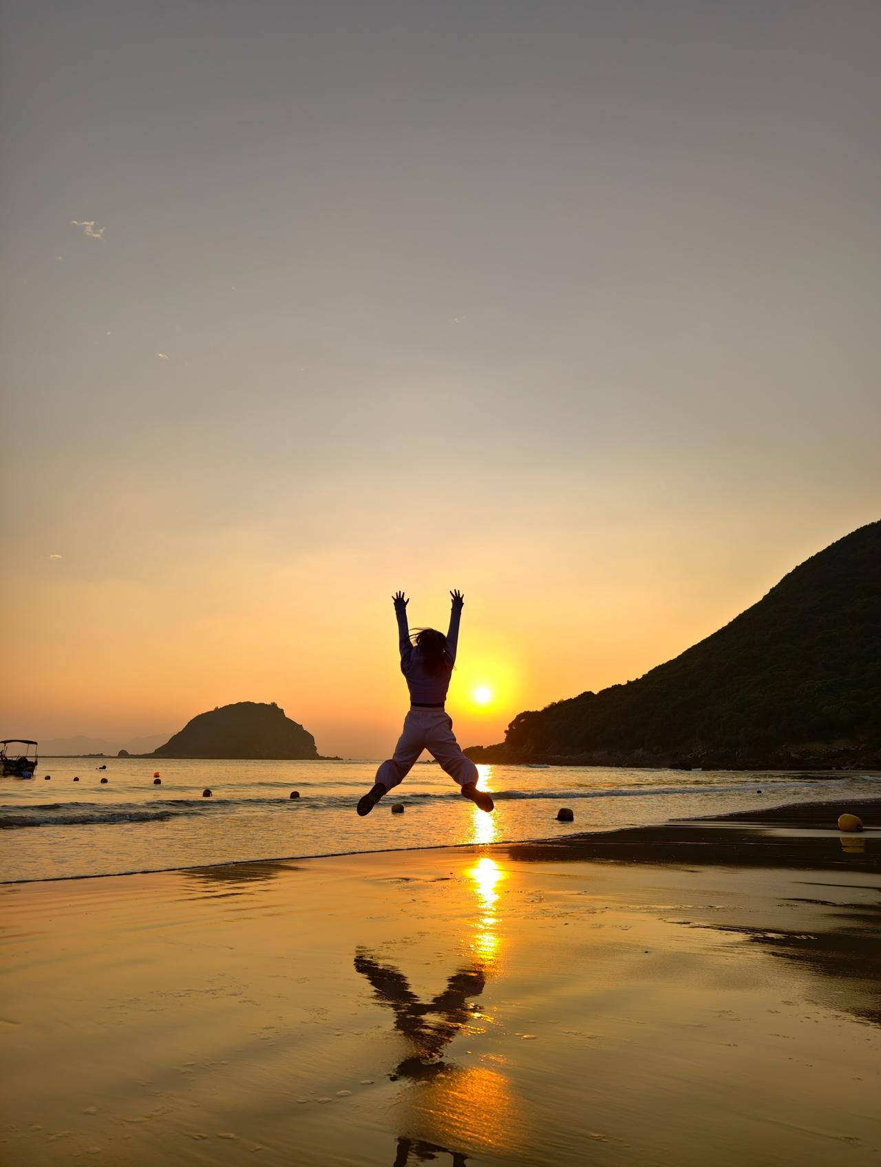 日有所诗：生命和生存

生命是复杂的，
生存是简单的。
 
简单的生存需求，
让