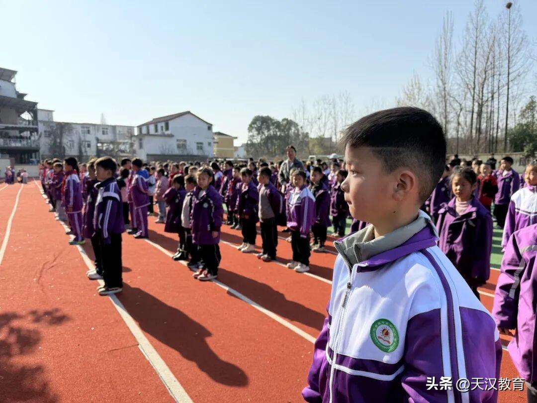 汉台区七里中心小学隆重举行2026年春季学期开学典礼。全体师生齐聚校园，以昂扬姿