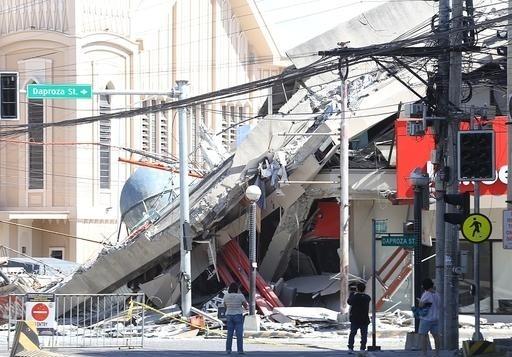 中国给不给菲律宾救援物资这是中国政府的决定。当然从国际人道主义出发，面对菲律宾这