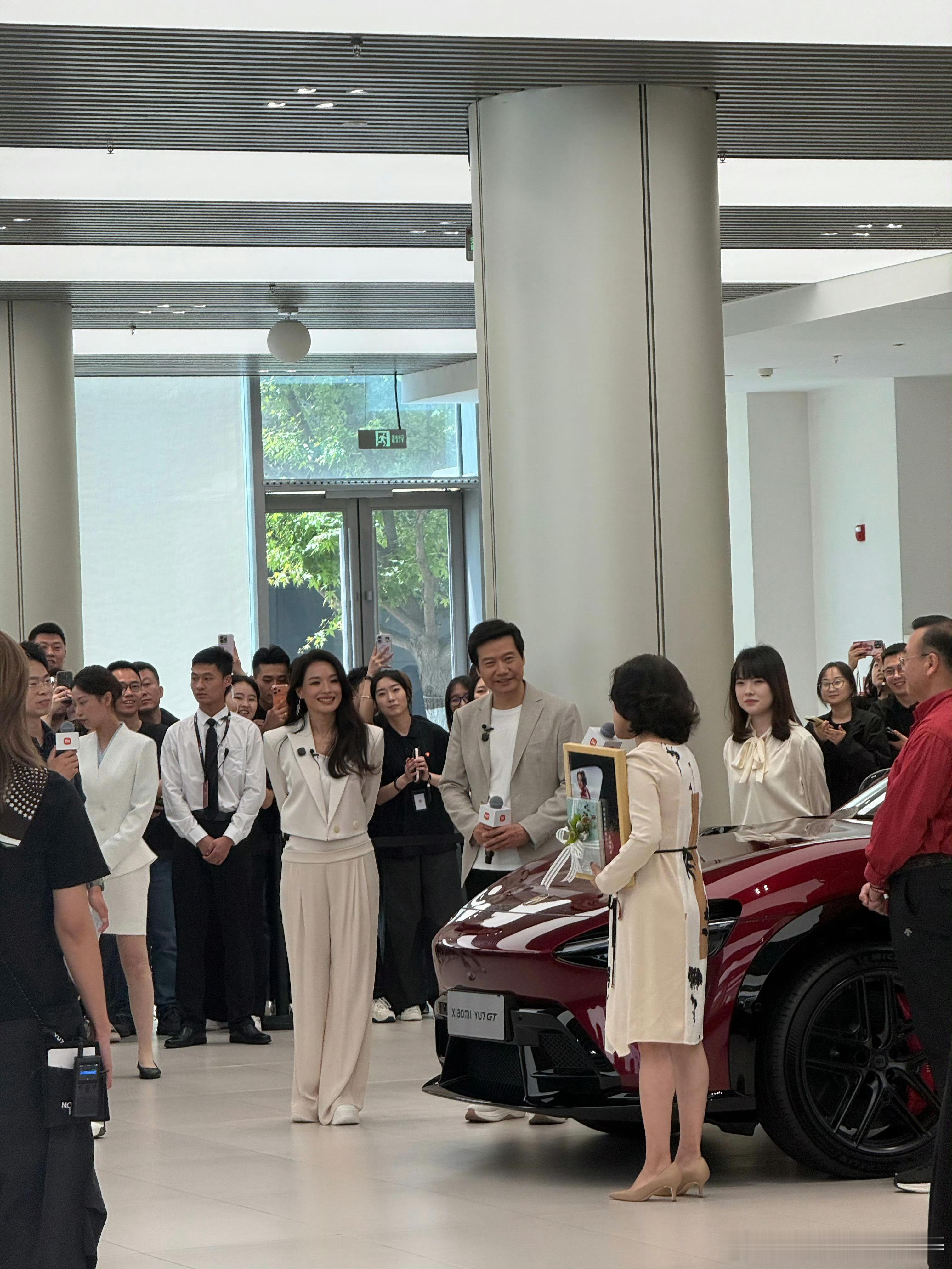 舒淇为小米YU7车主交付新车淇姐给交车…YU7GT…羡慕了 