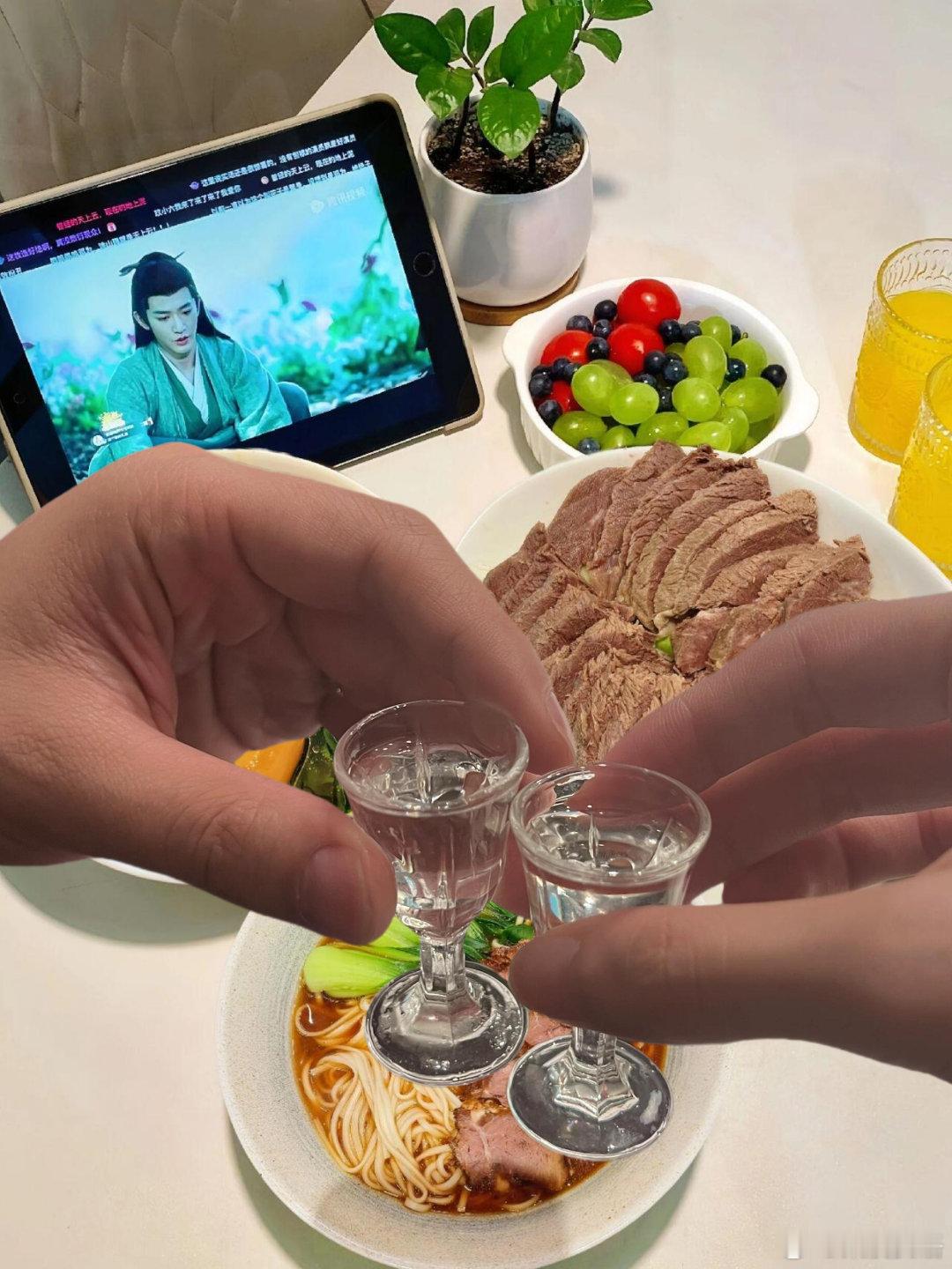 #与花与酒醉中秋##磕上了贾樟柯和汾酒的CP#   🔴中秋佳节，五盏汾酒情深意