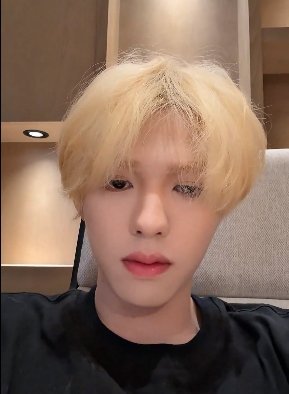 李昊直播李昊第二十三件事是一起约会，戒断不了一点直播截图表情包。好可爱！ ​​​