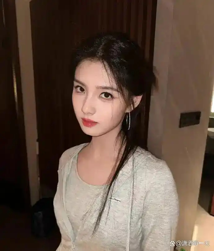 北电今年只招了三十人直接缩水一半，新生堆里有好几位熟悉面孔，还没正式开学就被各大