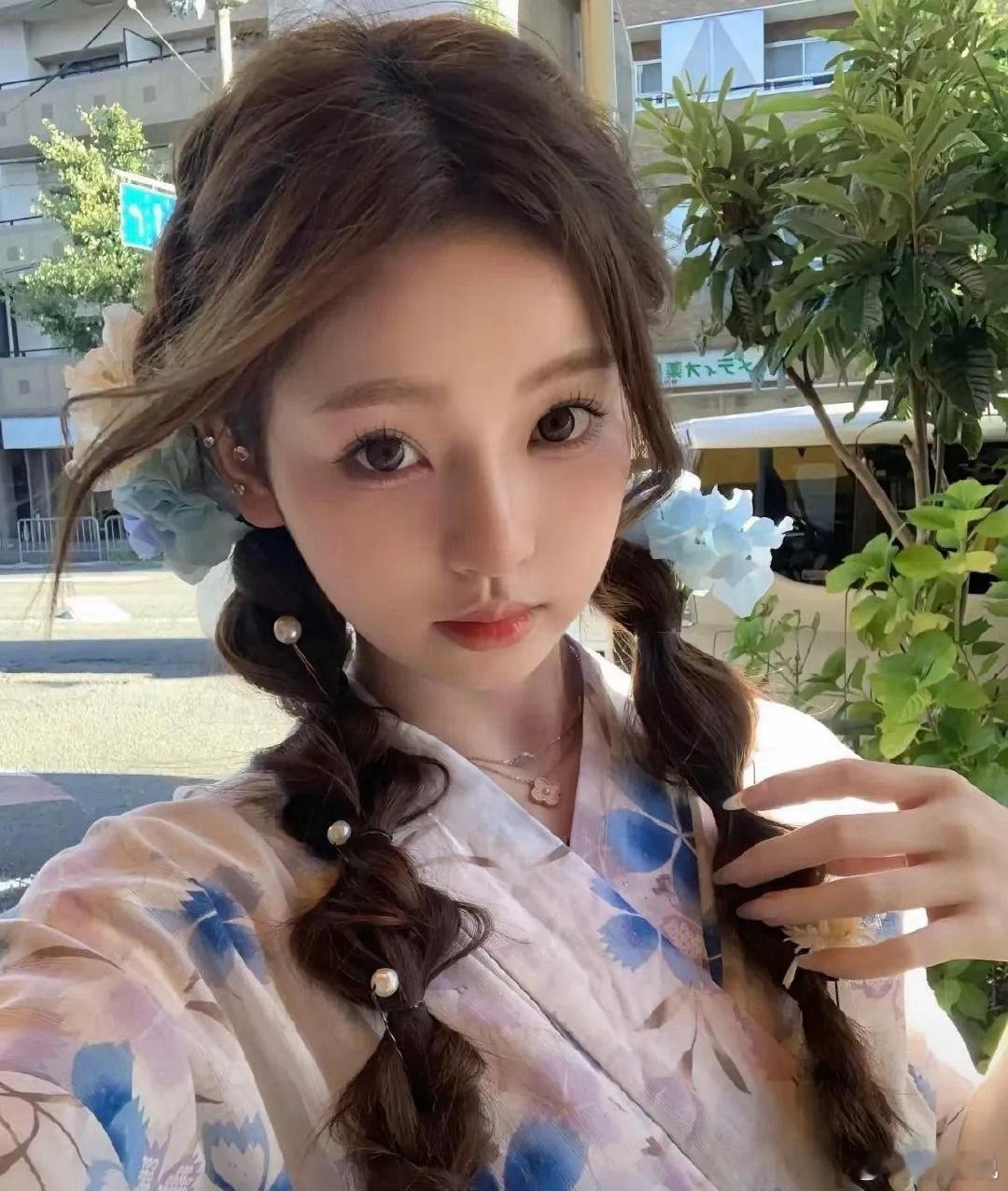 王思聪的女友懒懒最近在日本穿上了和服，看起来超级可爱，让人想保护她 