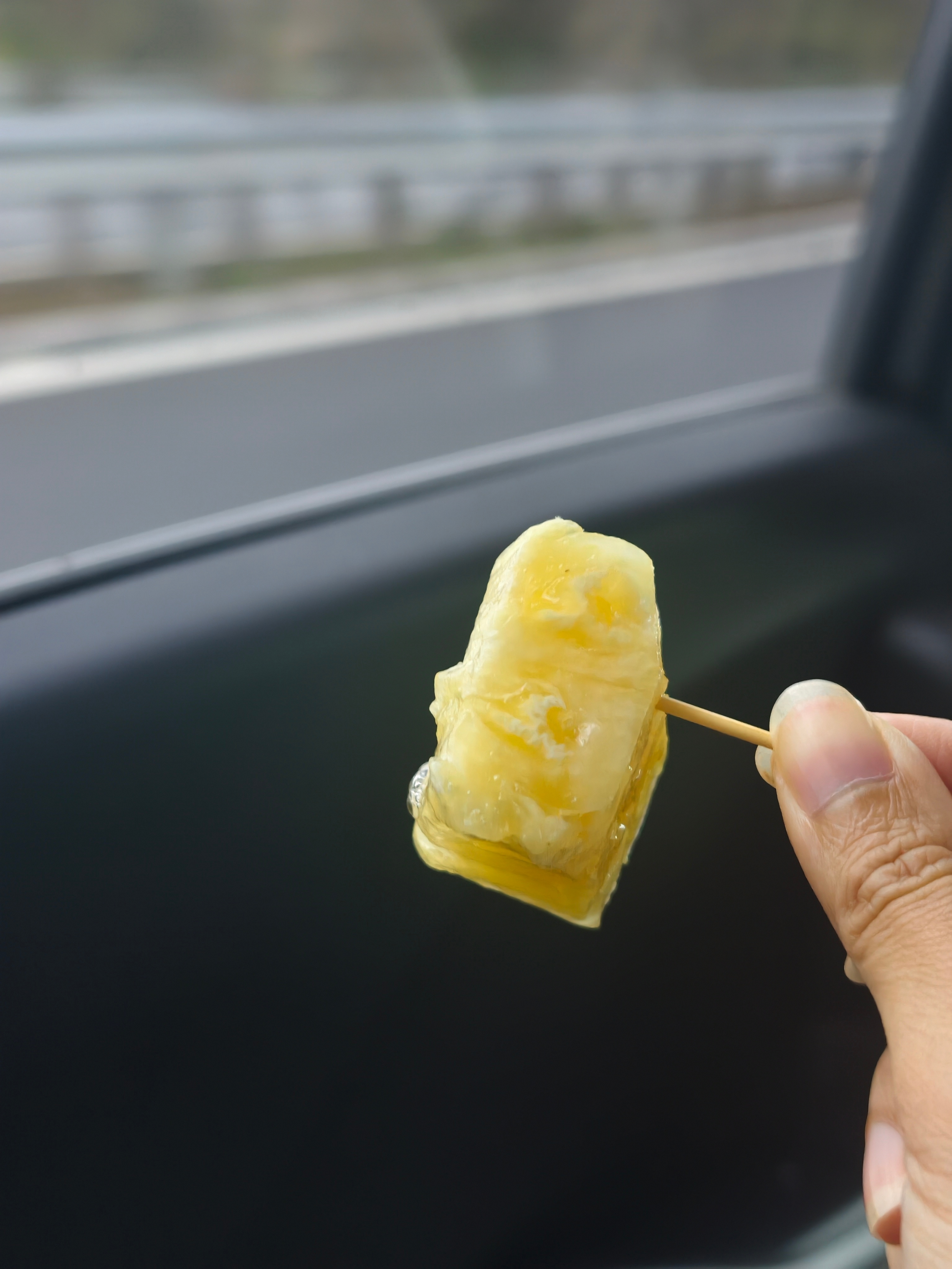 现在的菠萝都是纯甜无酸的了，叫凤梨了。好怀念小时候吃的那些酸酸涩涩，需要用盐水泡
