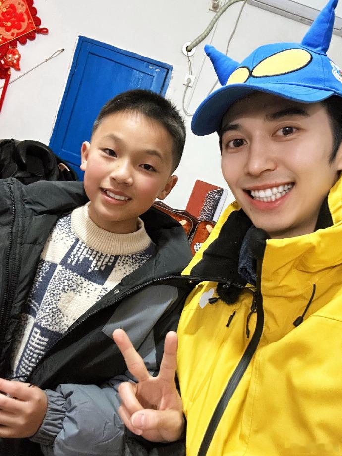 赵小童喂猪  赵小童日常分享 赵小童的喂猪日常，是一场与自然的亲密拥抱，他在其中