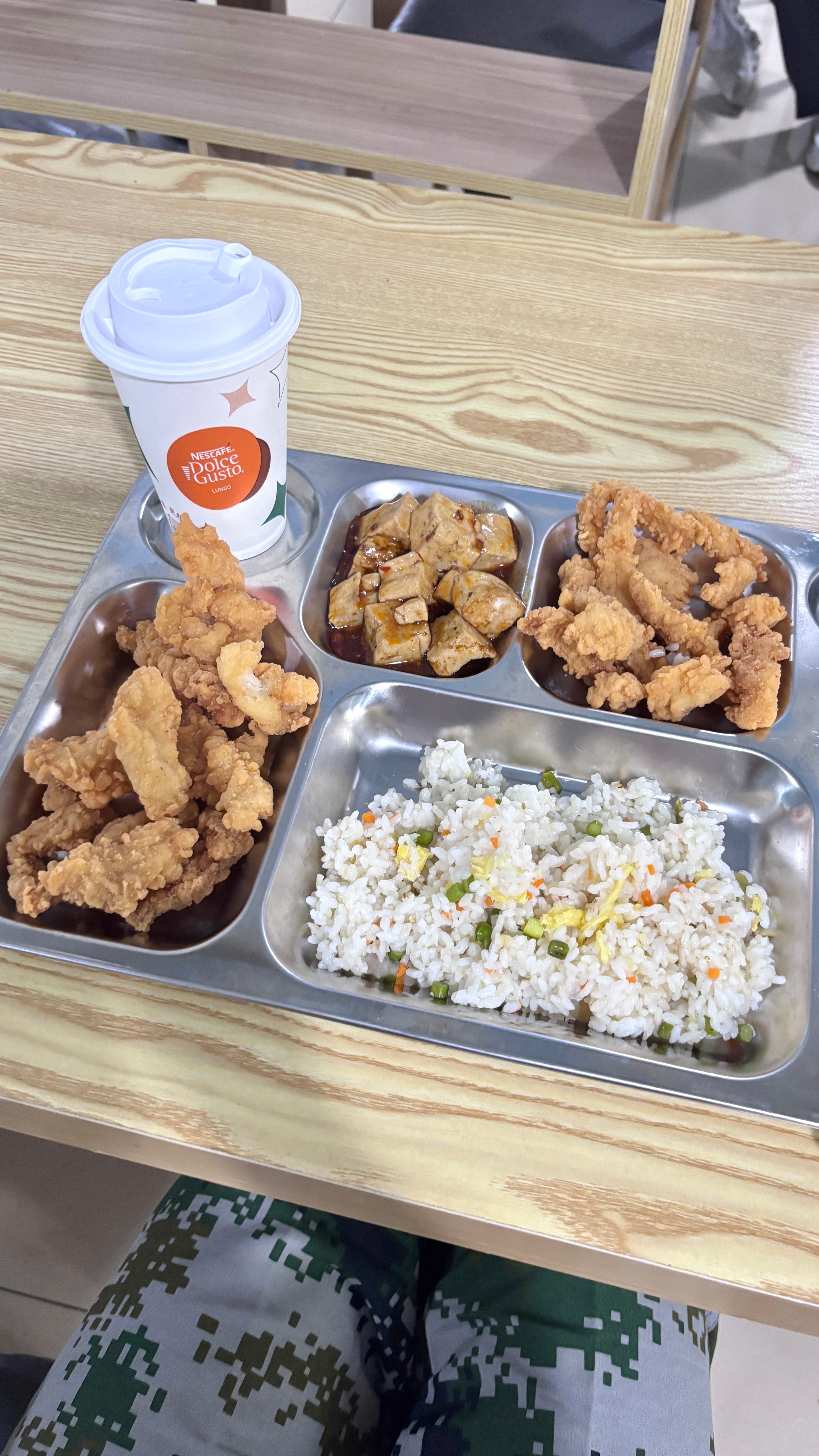 严肃品鉴学校的晚饭…[捂嘴哭] ​  ​​​