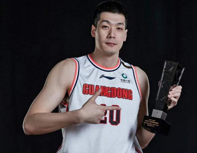 又一名宿加入！广东宏远教练组全部确定，中西结合