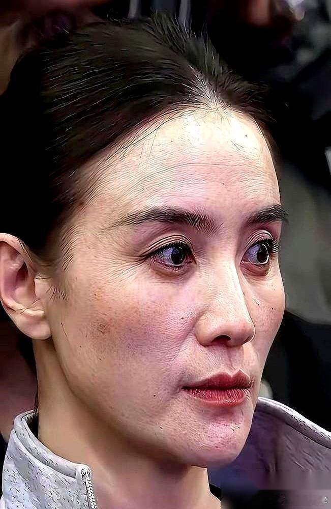香奈儿的脸估计都绿了！  周迅顶着一头白发，几乎素颜就去了巴黎时装周，直接把“不