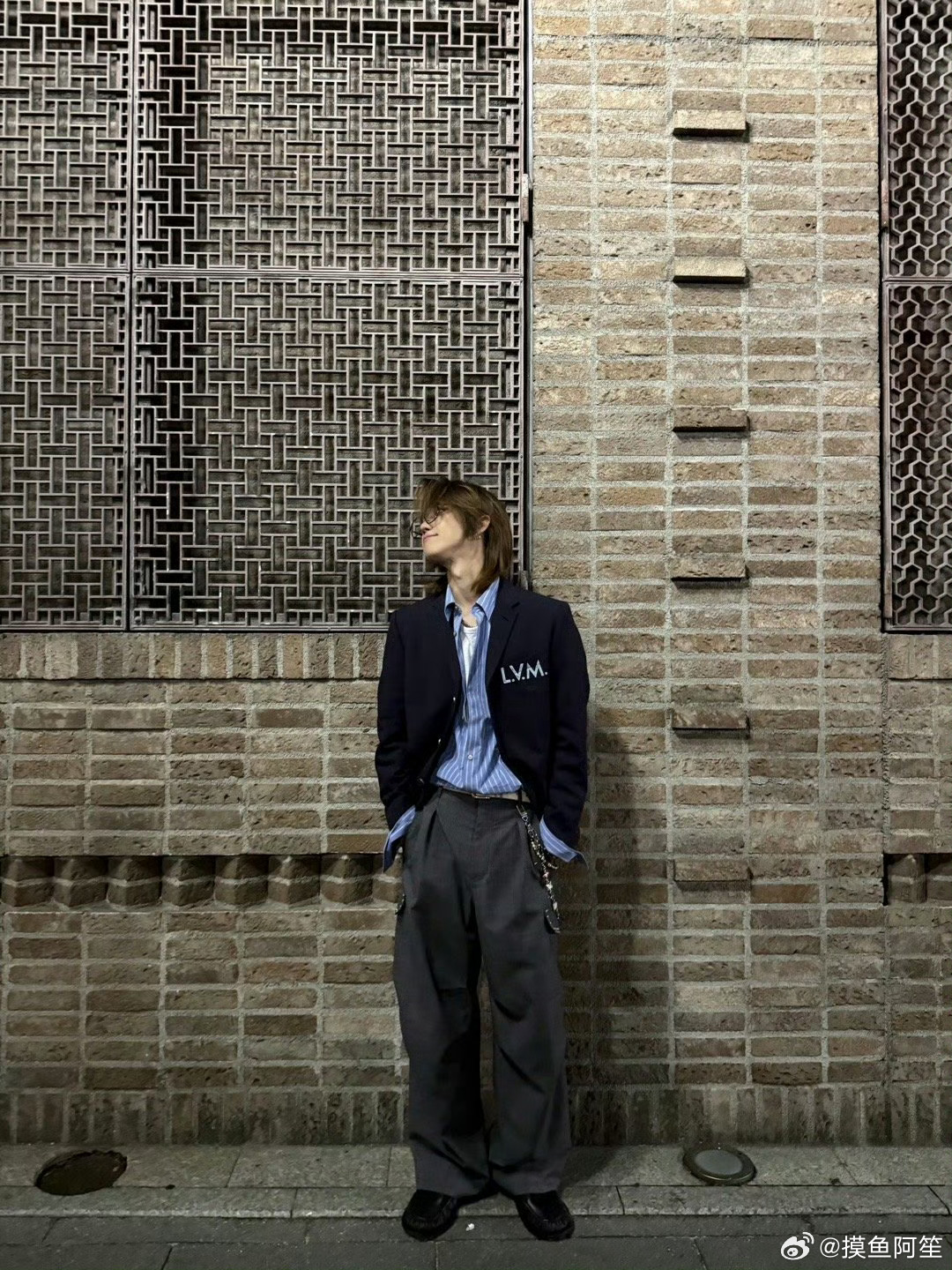 徐明浩真的是隐藏的时尚博主，虽然人在韩国，但内娱的微博之夜出现了全套照搬他给自己