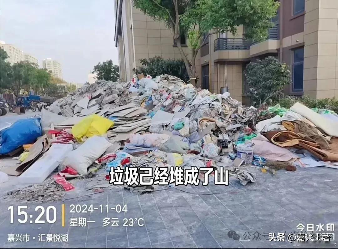 一觉醒来天塌了，嘉兴有小区物业跑路了？遍地垃圾、房东砸盘再卖！跑前还贴了张纸，贴