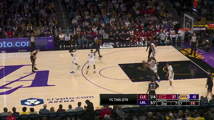 湖人巨星詹姆斯真是死活不给布朗尼传球！在今天湖人主场迎战骑士的焦点战中，当时比赛