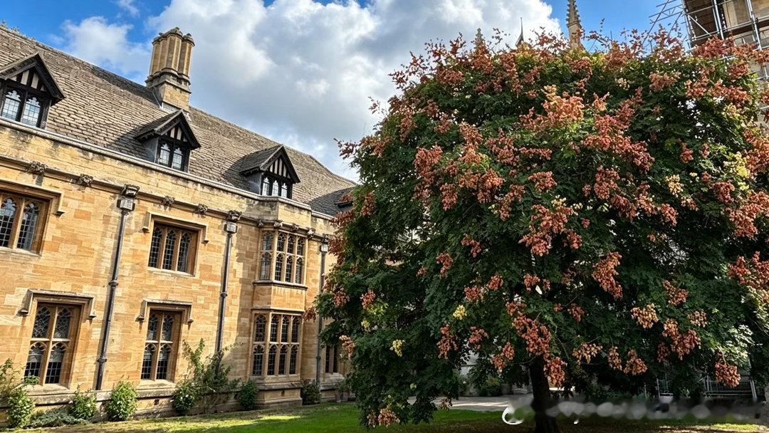 这次在牛津只留了一天，预定的是Magdalen College，入住图4这个楼，