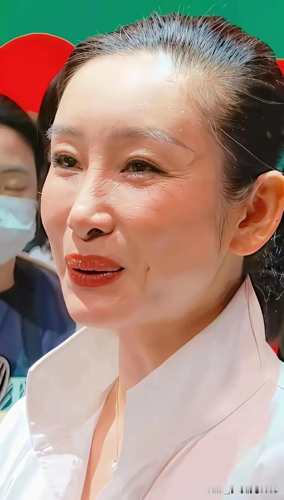 才48岁的秦海璐，老成这个样子，肯定是被人拍老了，给她拍的像七八十岁的老年人。