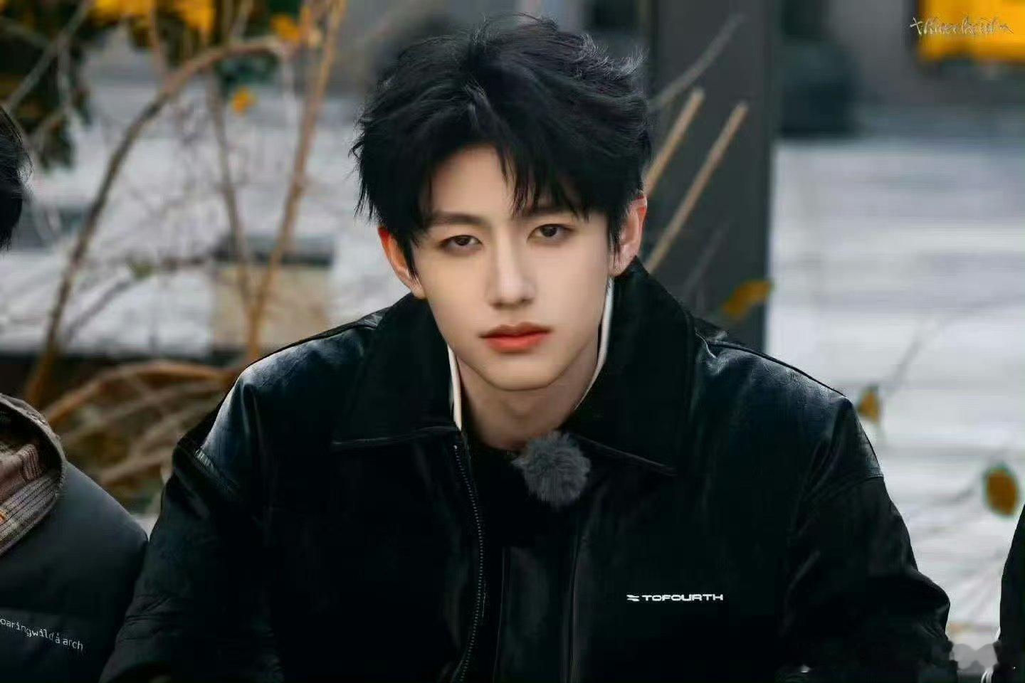 朱志鑫露出额头妆造每张都好帅谁懂帅哥就要大大方方地 