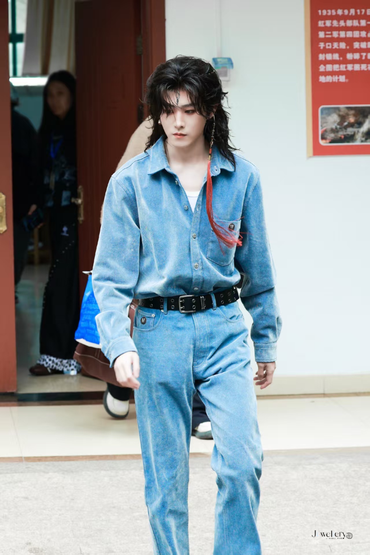 田嘉瑞屋顶战神暮色里他坐在屋脊上，双腿悬在空中晃荡，手里转着枚石子，看似漫不经心