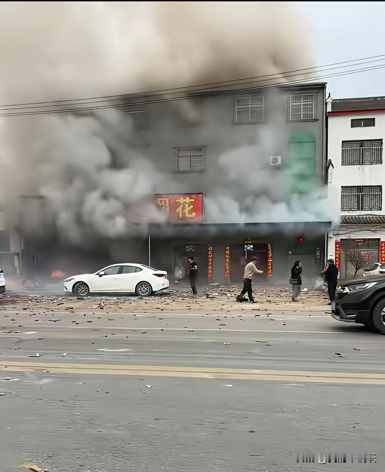 从腊月二十八8人到正月初二12人，短短4天内，两处烟花爆竹专卖店发生爆燃夺走20